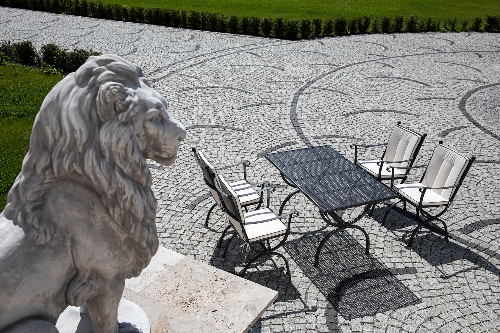 65.00.0985 Ромео набор 9 шт. - в том числе 4 кресла Romeo, 4 подушки для сиденья / спинки простые натуральные, 1 стол Romeo 90 × 160 Mbm