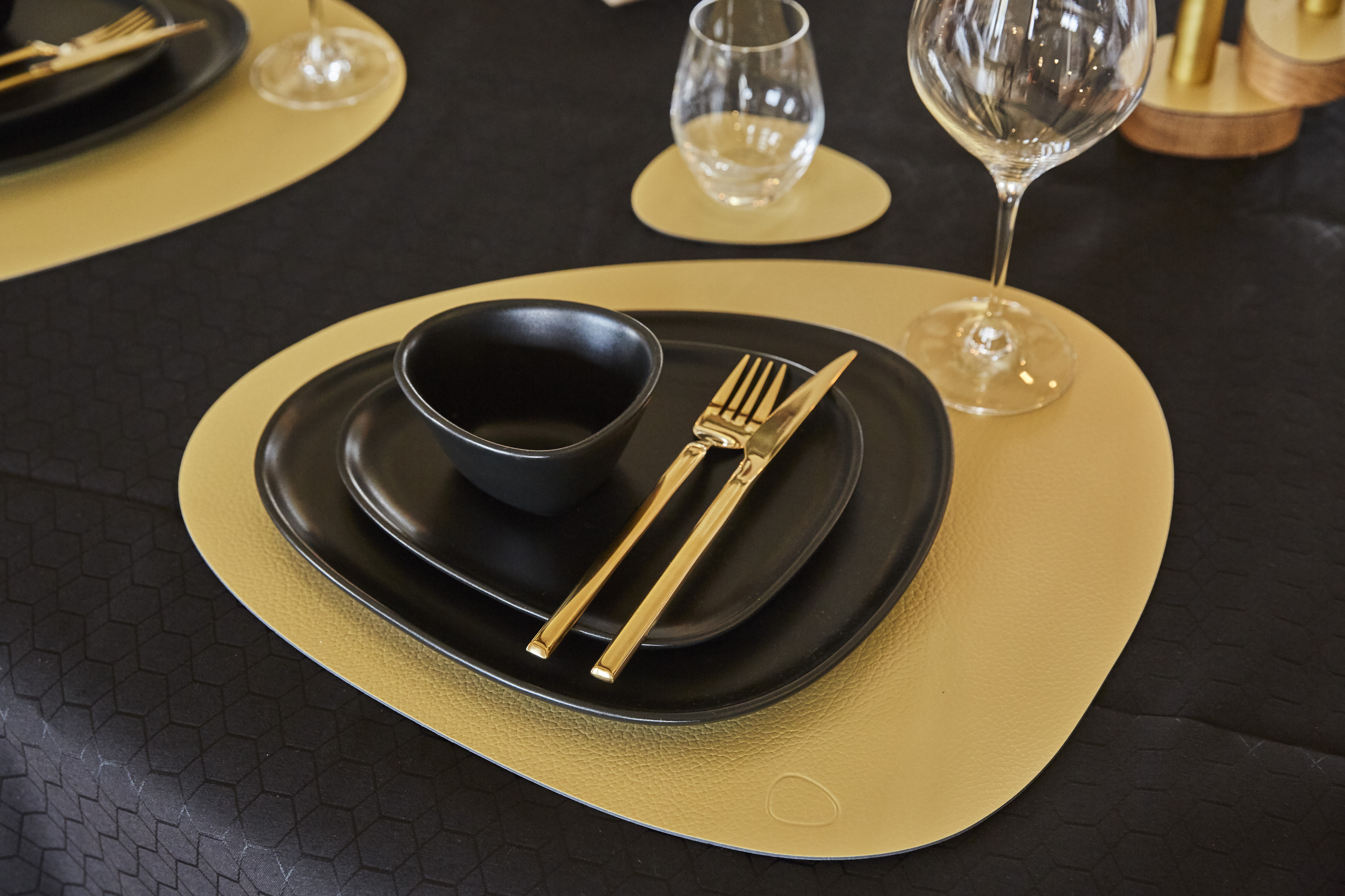 990151 HIPPO gold подстановочная салфетка фигурная 37x44 см, толщина 1,6 мм;LIND DNA  - Вид №1