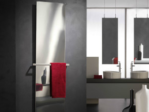 Вертикальный полотенцесушитель с горячей водой