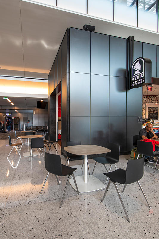 FSRT646 Система обшивки стен Levelr с панелями из вивихромного хромового стекла с прослойкой индивидуального цвета, показанная в конфигурации «отражающий» с отделкой pearlex +, нержавеющая сталь с отделкой «горный хрусталь» и открывающиеся ребра из нержав Forms-surfaces  - Вид №9