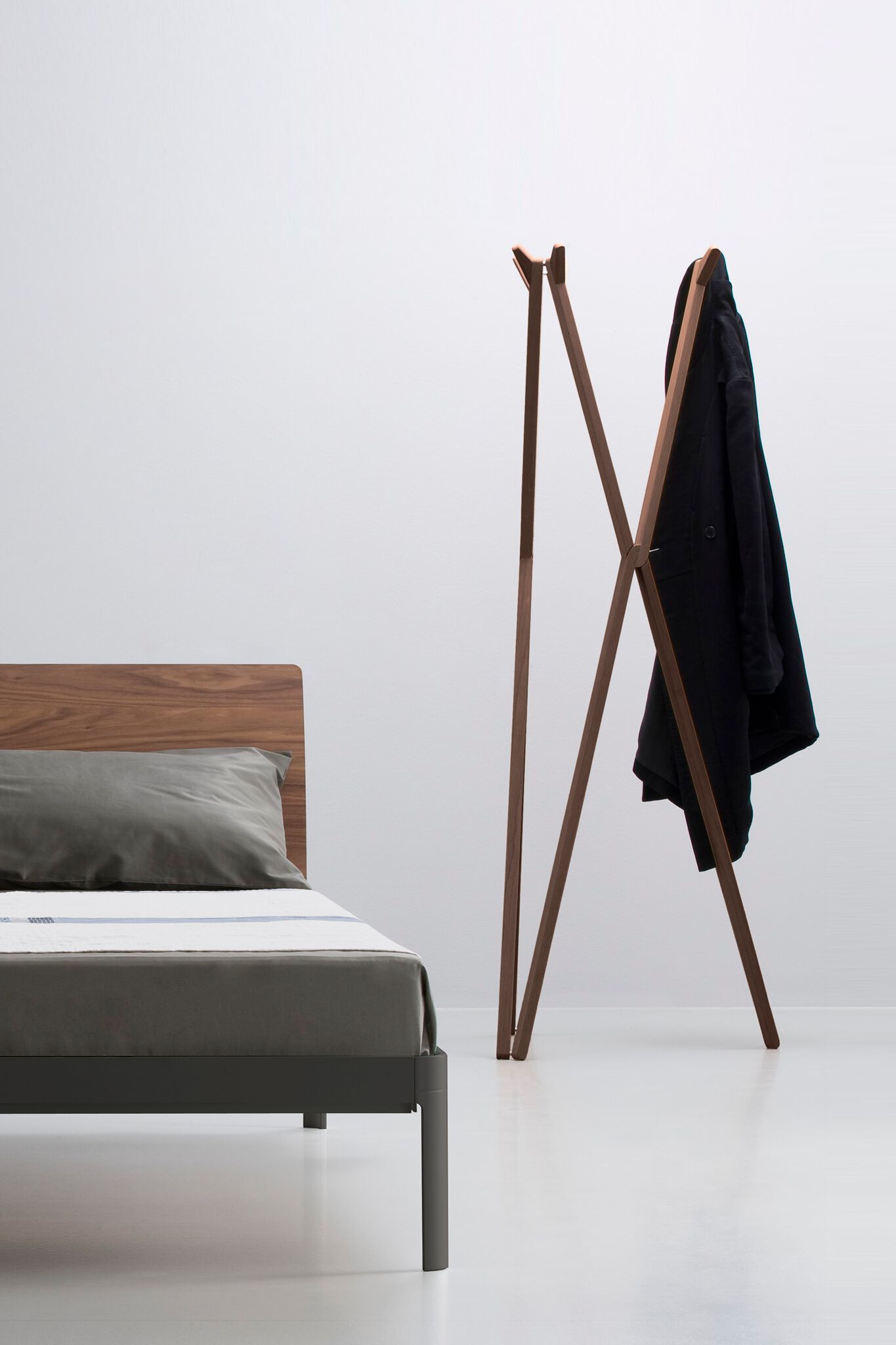 Напольная вешалка из массива дерева isOnAir Bertoncini ARCH-00148094 - Вид №1