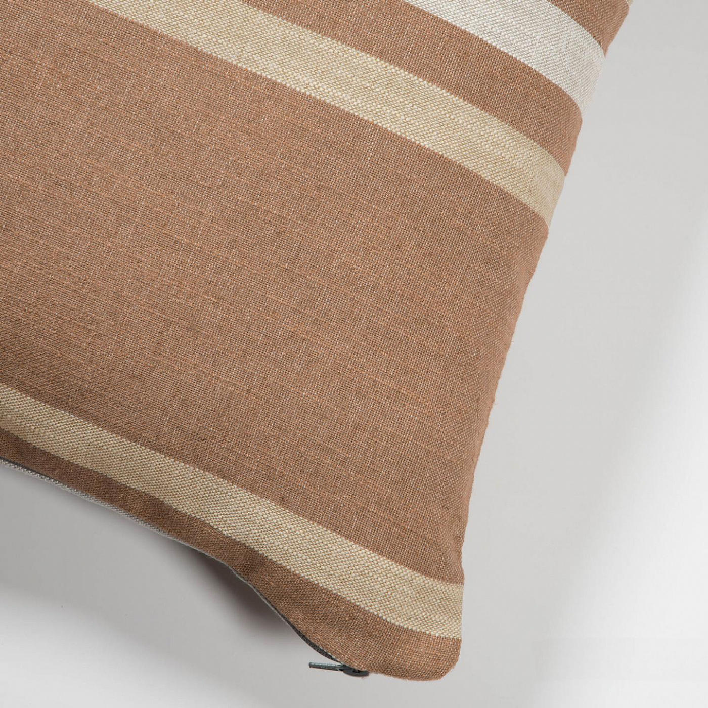 086607 Чехол для подушки в полоску бордового цвета 60 x 60 см La Forma Sydelle  - Вид №1