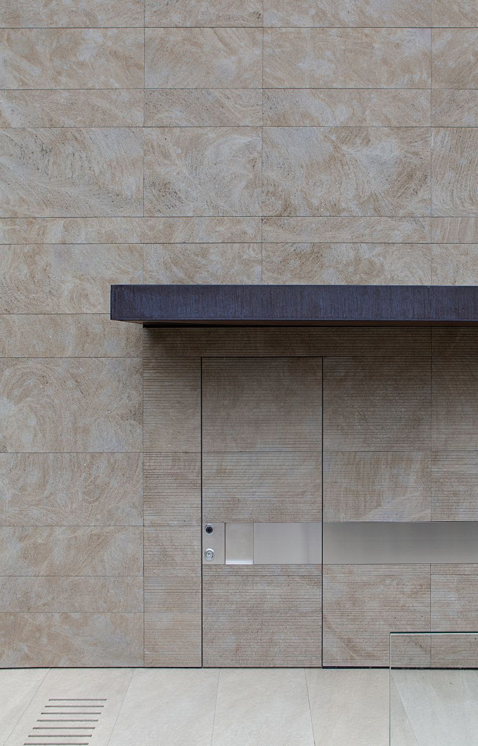 Бронированная входная дверь с каменной облицовкой Oikos Tekno ARCH-00036149 - Вид №1