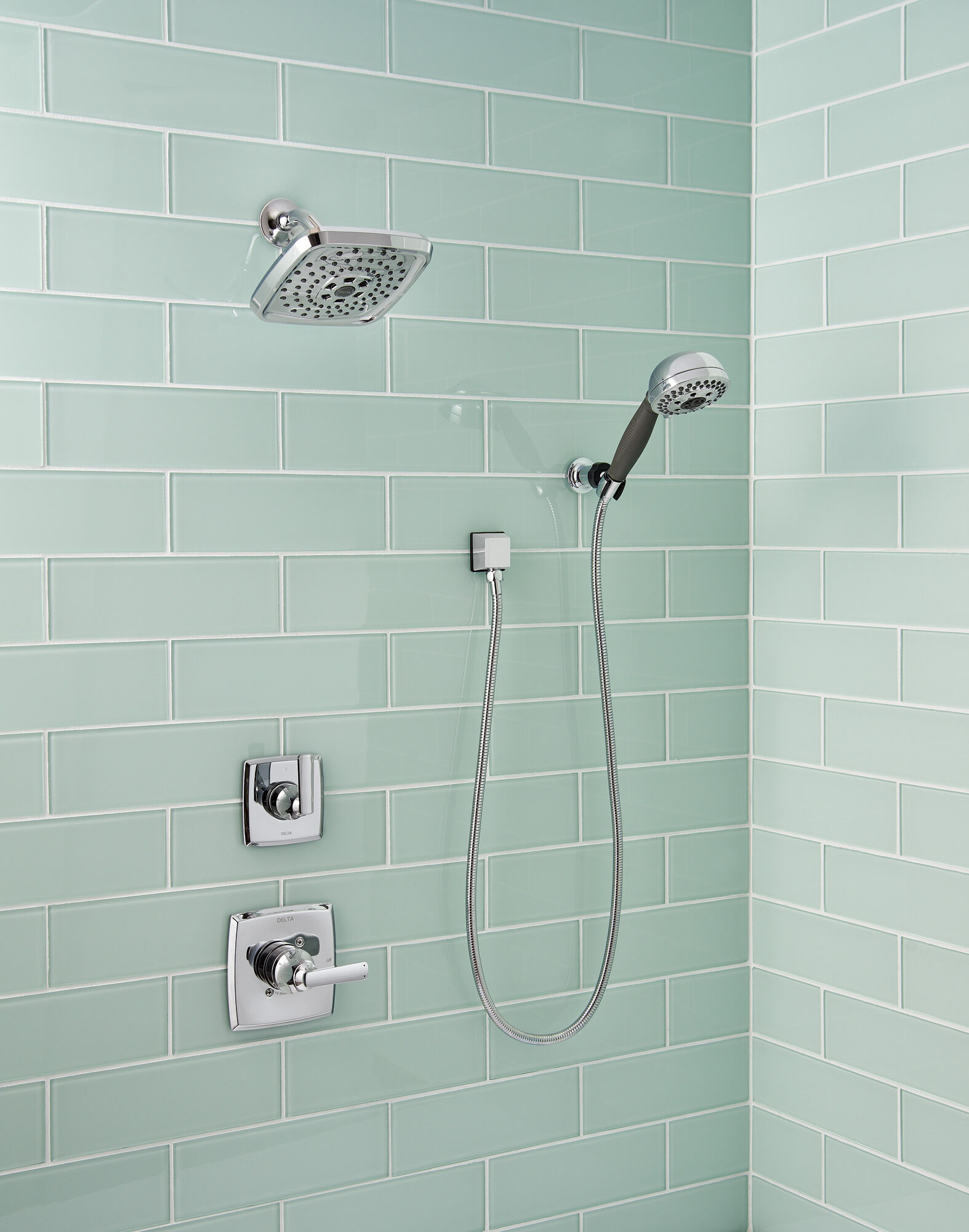 55445-CZ H2Okinetic® Ручной душ с 5 настройками настенного крепления Delta Faucet Universal Showering Шампанское бронза  - Вид №3