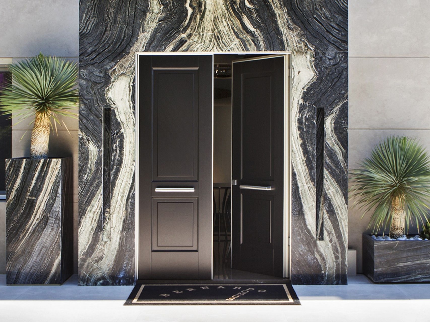 Двухстворчатая бронированная дверь с твердой облицовкой Oikos Tekno ARCH-00087121