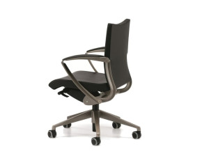 Кожаное офисное кресло с колесами и подлокотниками с 5 спицами