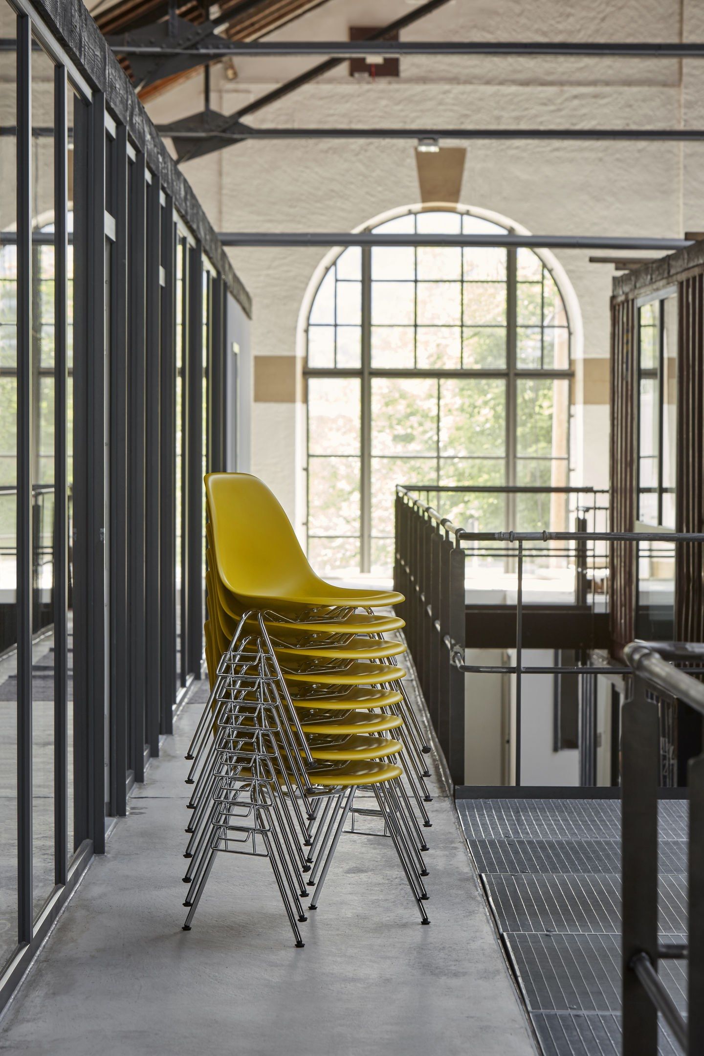 Штабелируемый стул для конференций из полипропилена VITRA Eames Plastic Chair ARCH-00122808 - Вид №5