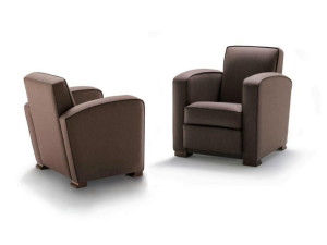 Кресло с подлокотниками