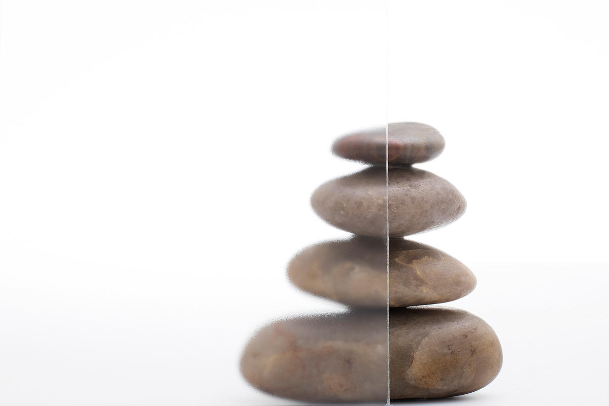 FSRT310 Стекло Vivigraphix graphica показано в конфигурации вида с прослойкой текущего рисунка белого цвета и стандартной отделкой Forms-surfaces 