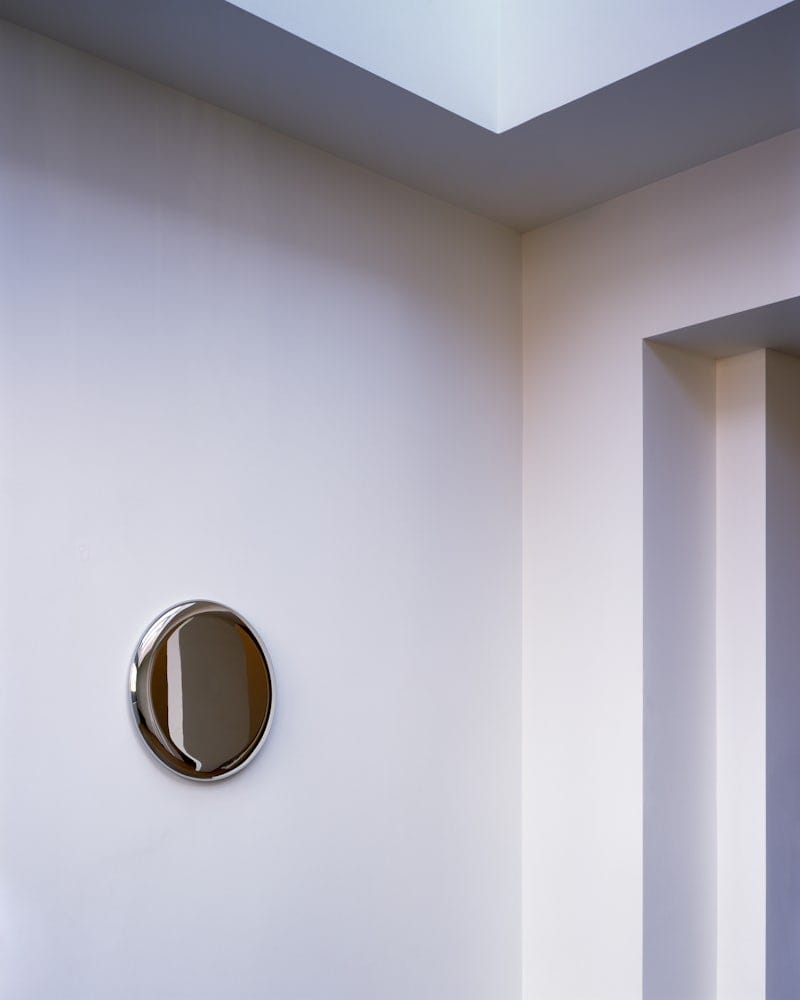 Настенное круглое латунное зеркало Michael Anastassiades BEAUTY MIRROR ARCH-00043742 - Вид №3
