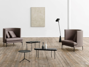 Кожаное кресло с подлокотниками