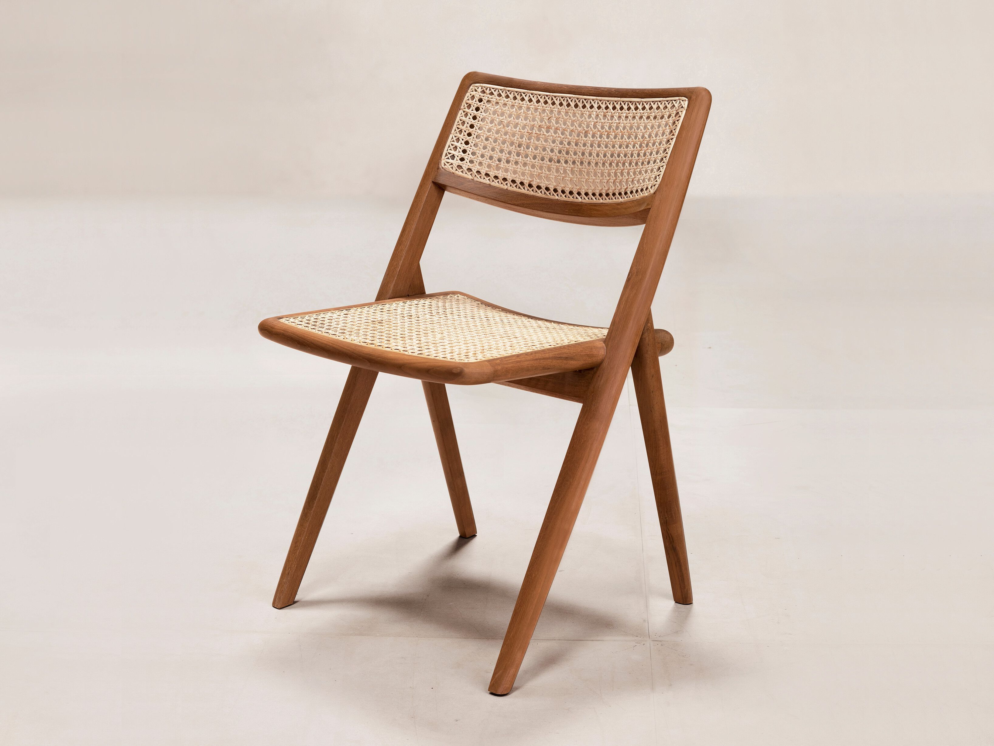 Стул из тикового дерева без подлокотников Phantom Hands Muṅgāru ARCH-00096624