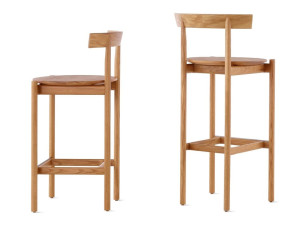 Высокий стул из массива дерева с подставкой для ног