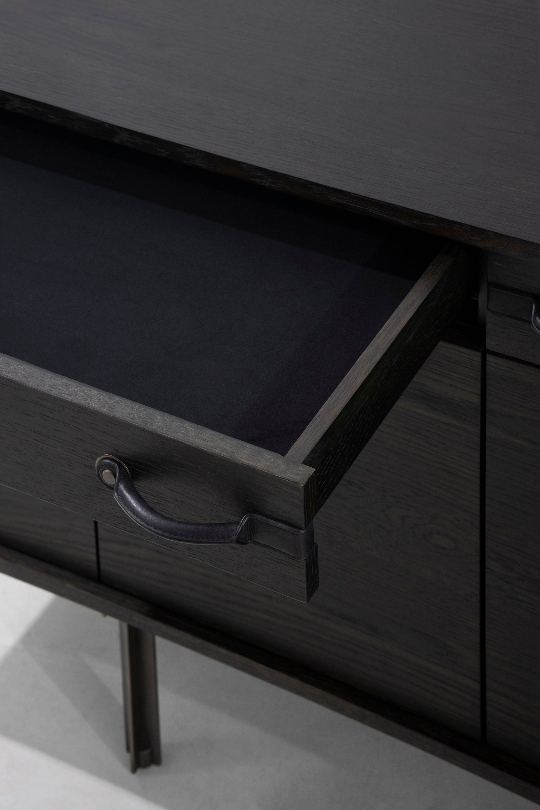 Шкаф из дуба с распашными дверями District Eight Tote ARCH-00118256 - Вид №7