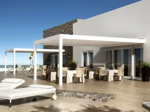 DIRELLO Настенная пергола из алюминия с регулируемыми жалюзи и подсветкой