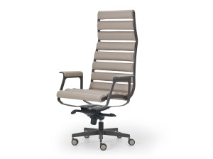 Кожаное вращающееся офисное кресло с высокой спинкой