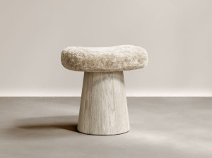 Низкий дубовый стул с сиденьем, обитым шерстью shearling