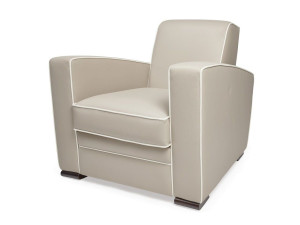 Кожаное кресло с подлокотниками