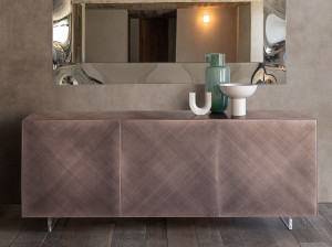 Деревянный шкаф с распашными дверями