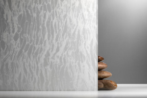 FSRT454 Стекло Vivitela shibori показано в конфигурации отражения с приливной прослойкой белого цвета и отделкой pearlex + Forms-surfaces