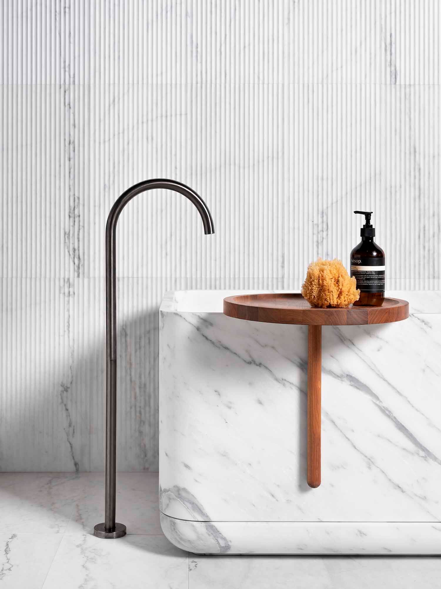 Мраморная прямоугольная ванна в центре комнаты LUCE DI CARRARA Monolithos ARCH-00070047 - Вид №1