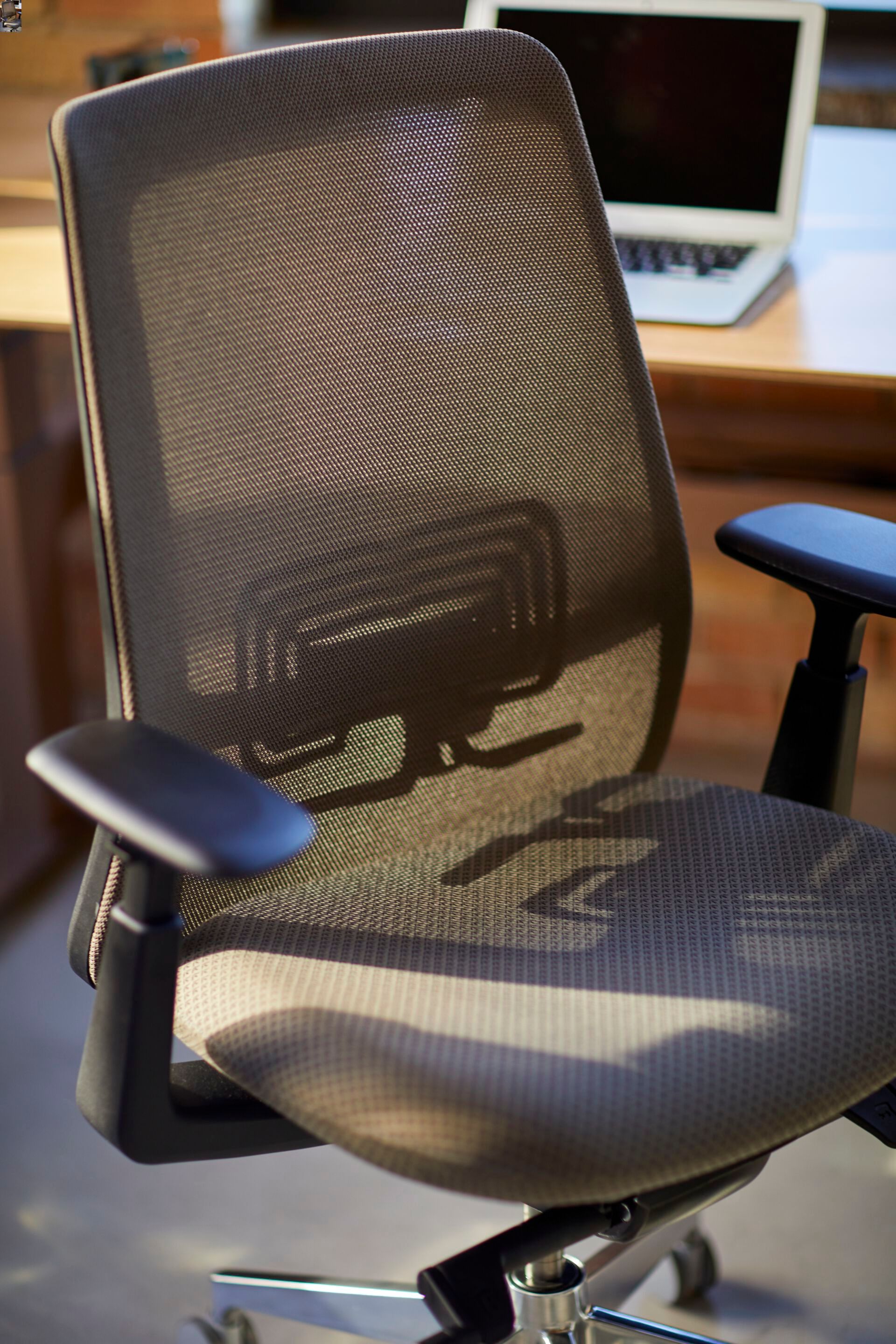 Тканевый поворотный мягкий операционный стул с колесами Haworth SOJI ARCH-00095618 - Вид №3