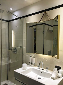 Настенное зеркало для ванной комнаты с рамкой