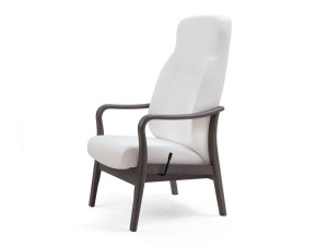 Кресло с высокой спинкой