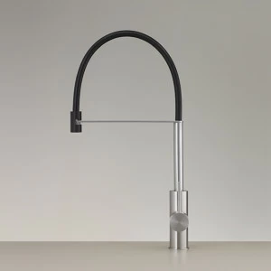 бортик смесителя с поворотным носиком и выдвижной ручной душем. Шланг в цветной силиконовой резины  MIL204 CEADESIGN