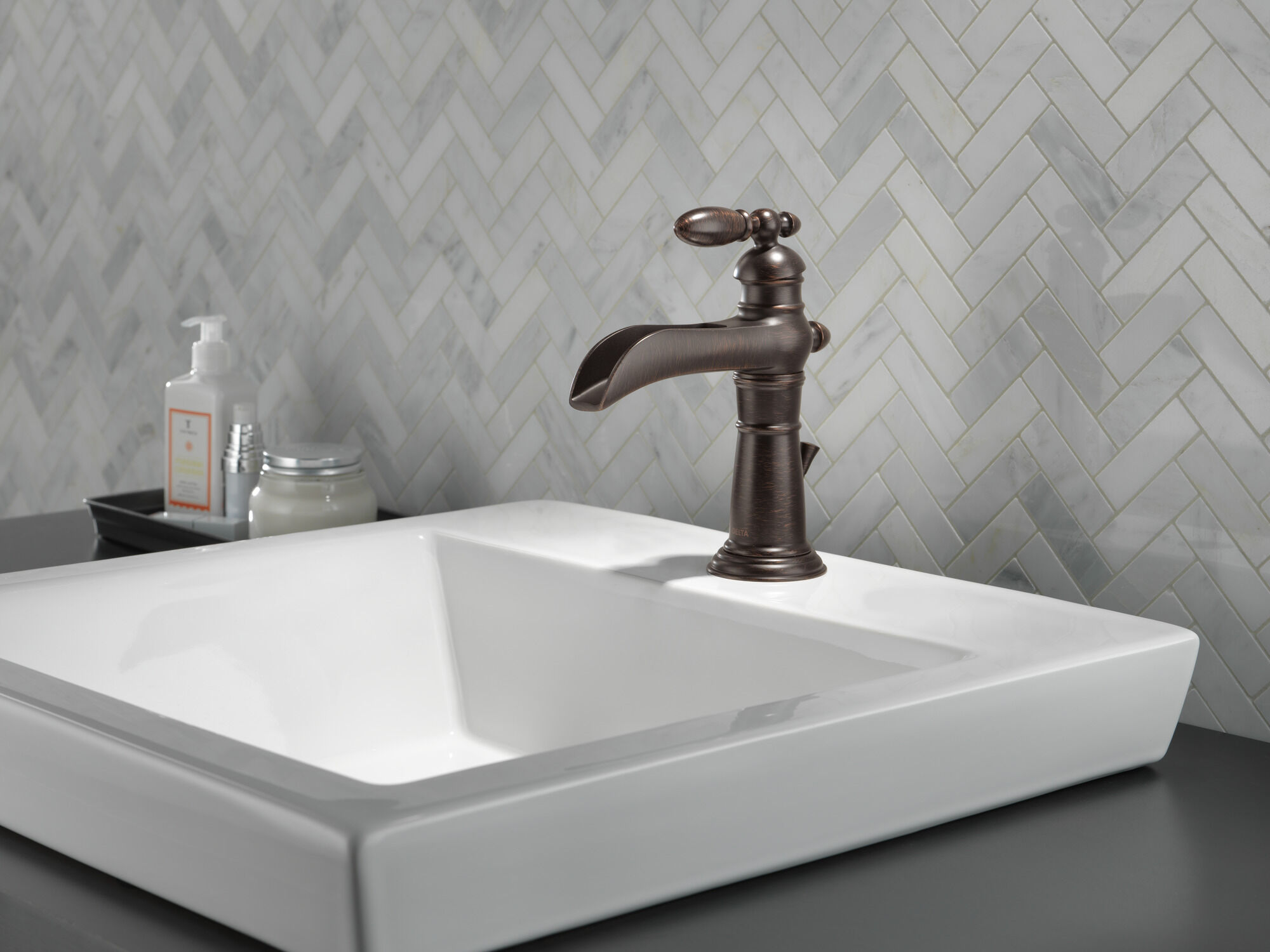 554LF-RB Смеситель для ванной комнаты с одной ручкой Delta Faucet Victorian Венецианская бронза - Вид №1
