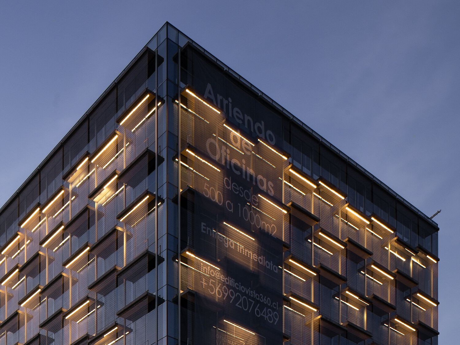 Алюминиевый и стеклянный линейный профиль освещения с системой RGB iGuzzini Linealuce ARCH-00089019 - Вид №1