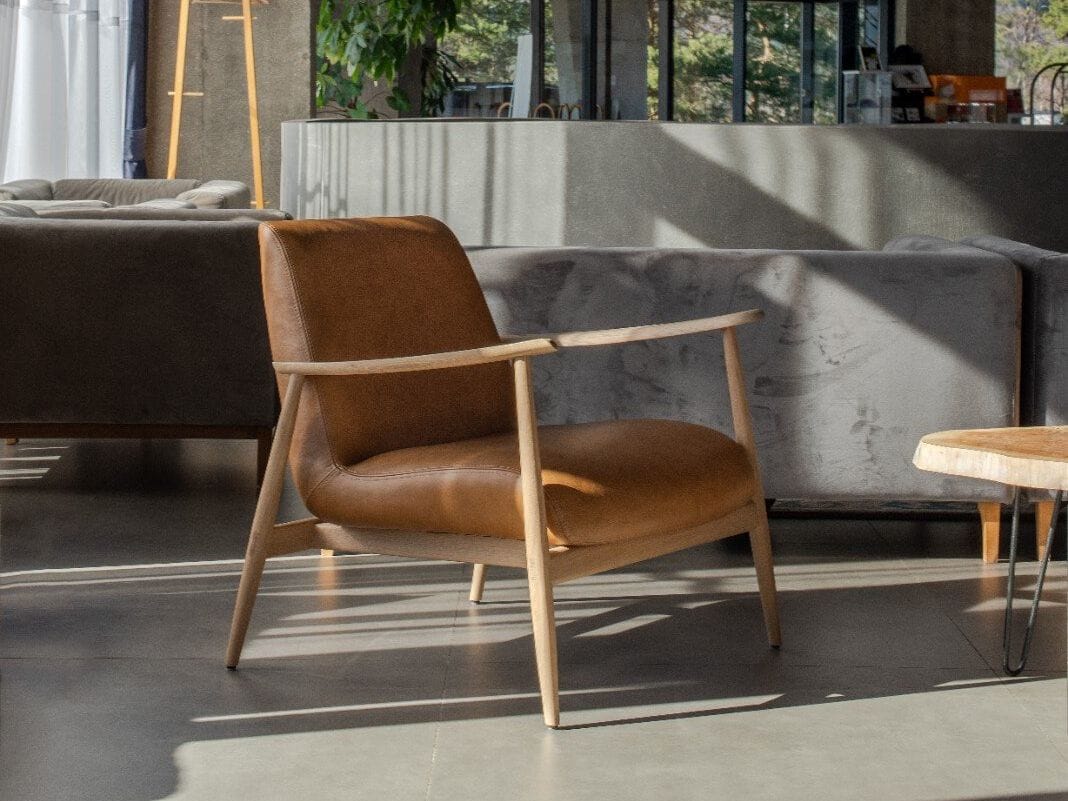 Кожаное кресло с подлокотниками Gazzda ASKA ARCH-00135724