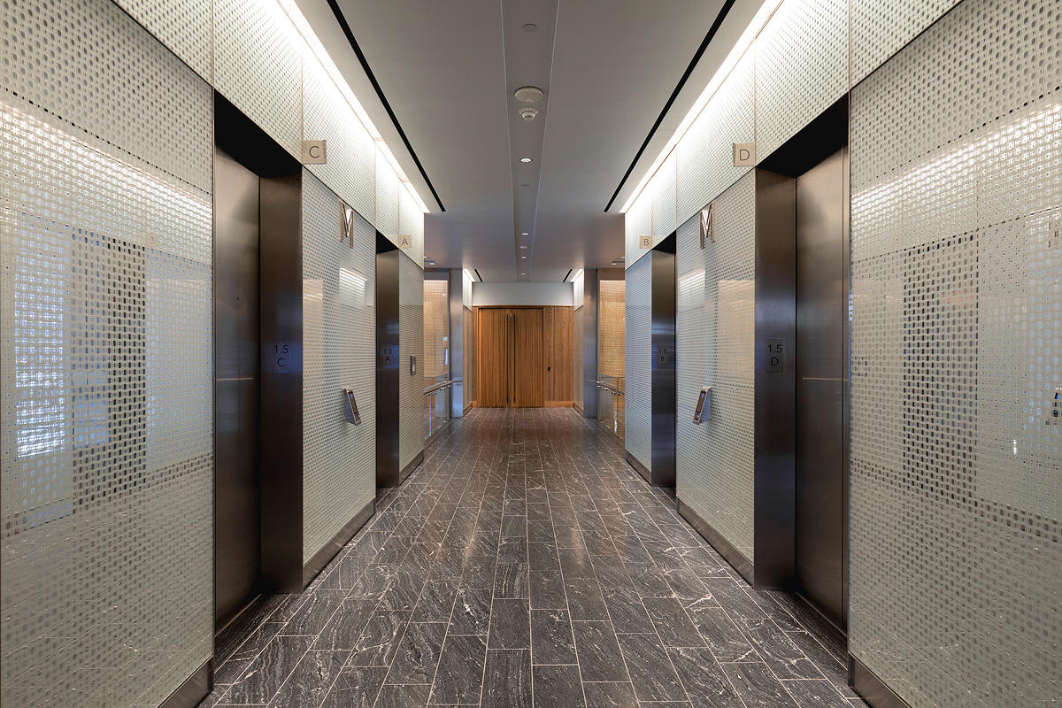 FSRT638 Система обшивки стен Levelr с панелями из вивихромного хромисового стекла в отражающей конфигурации с прослойкой индивидуального цвета и отделкой opalex, а также изготовленными на заказ выступающими ребрами черного цвета в международном аэропорту Forms-surfaces 