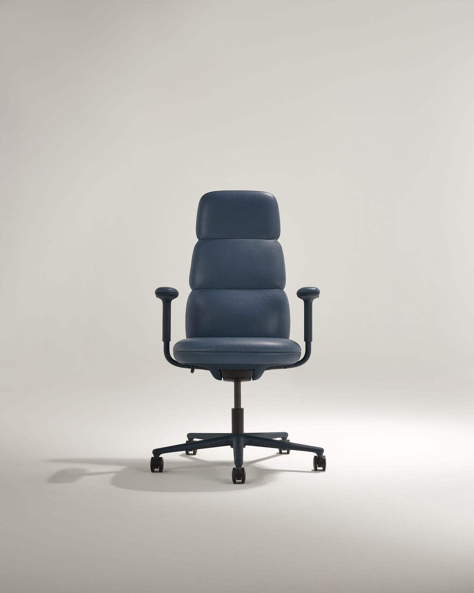 Кожаное офисное кресло с подлокотниками Herman Miller Asari ARCH-00095805 - Вид №1