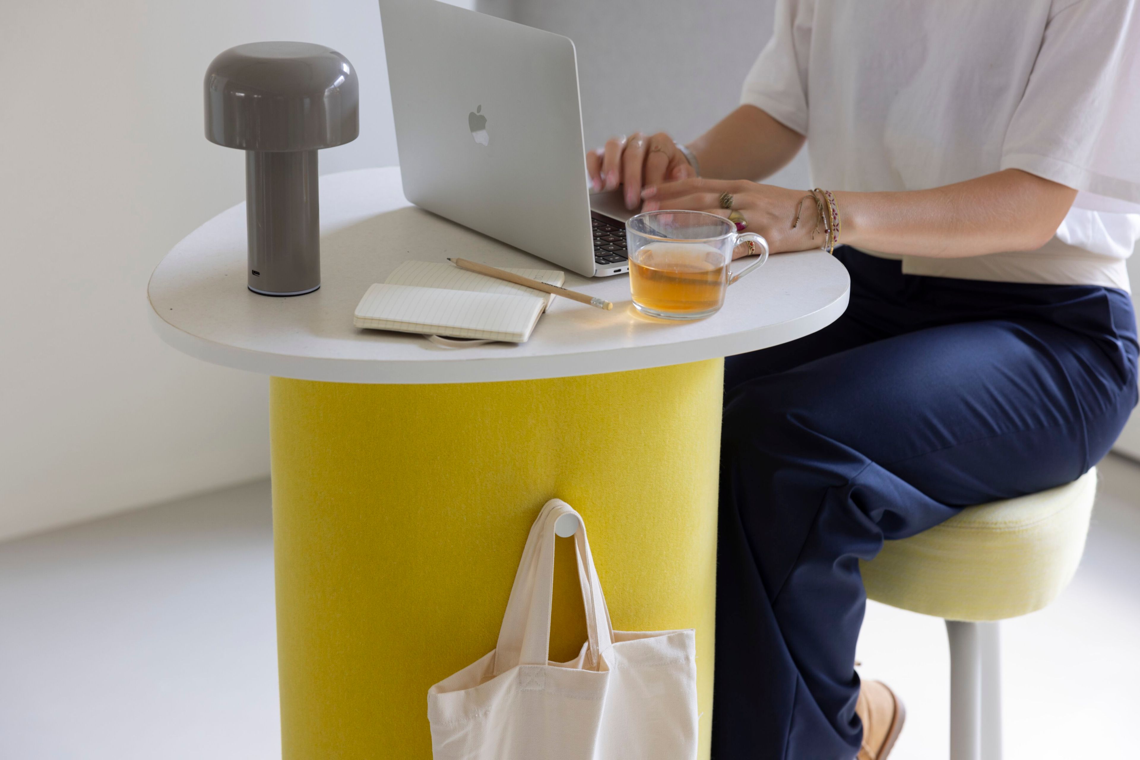 Высокий тканевый журнальный столик с деревянной столешницей Cascando Pully ARCH-00010986 - Вид №5