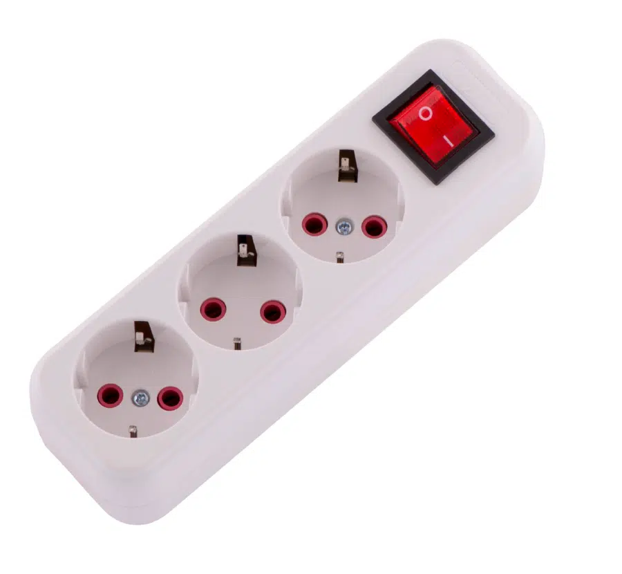 LILA Удлинитель без шнура с заземлением 3 входа, с выключателем белый LEZARD 720-0300-302