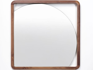 Настенное зеркало в рамке