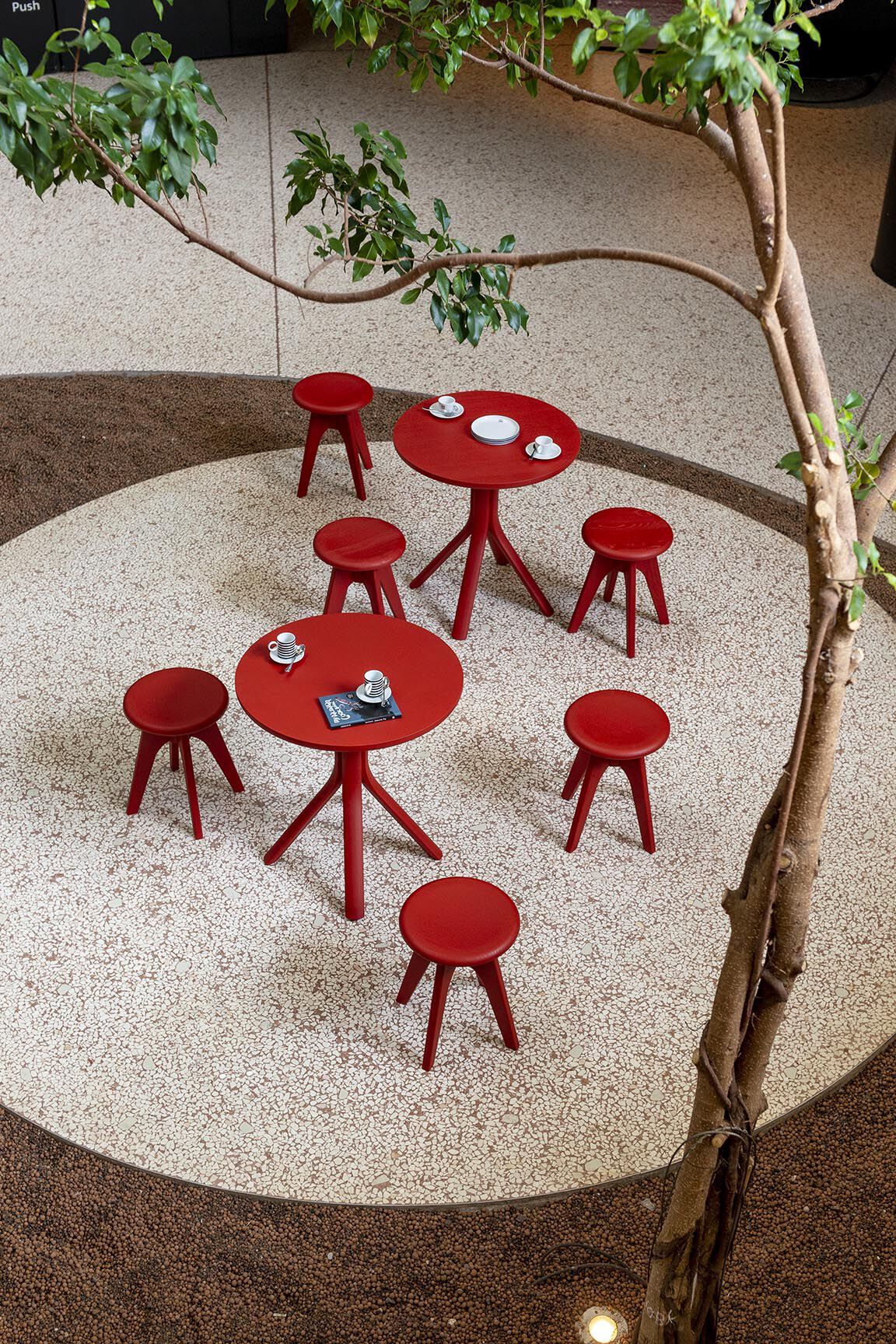 Низкий деревянный стул с мягким сиденьем SIPA Tommy ARCH-00054874