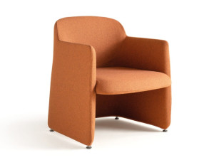 Тканевое кресло с подлокотниками