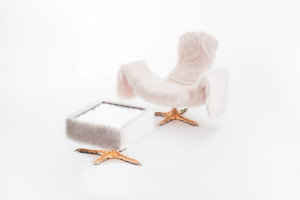 Меховое кресло с подлокотниками