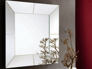 Настенное зеркало в рамке