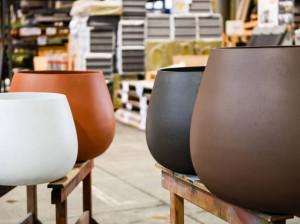 Бетонный низкий садовый горшок