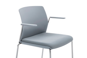 Пластиковый штабелируемый стул с мягким сиденьем