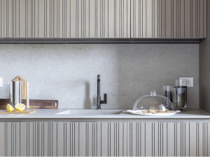 Встроенная кухня с полуостровом