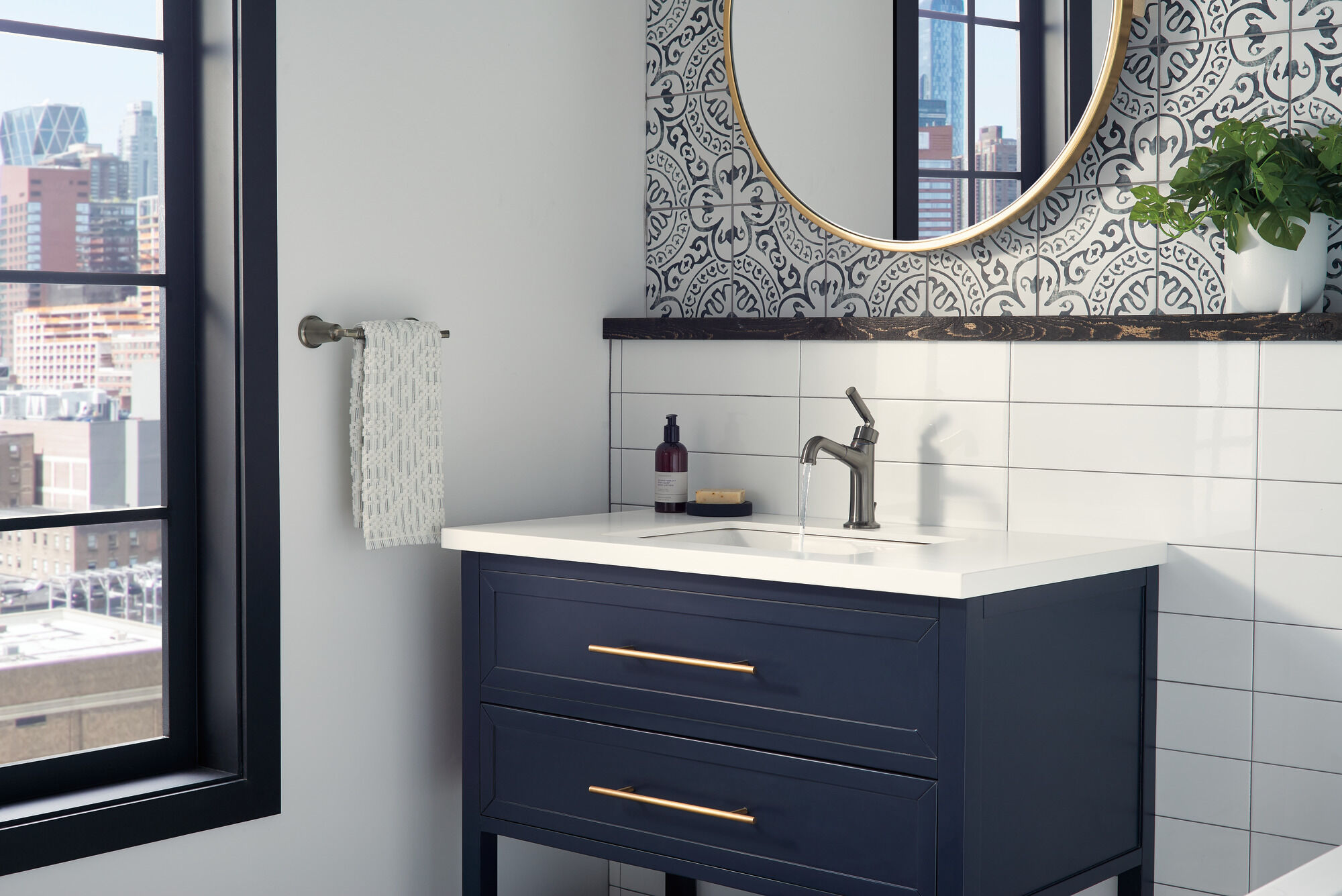 548LF-KSMPU Смеситель для ванной с одной ручкой Delta Faucet Bowery Черный нержавеющий - Вид №1