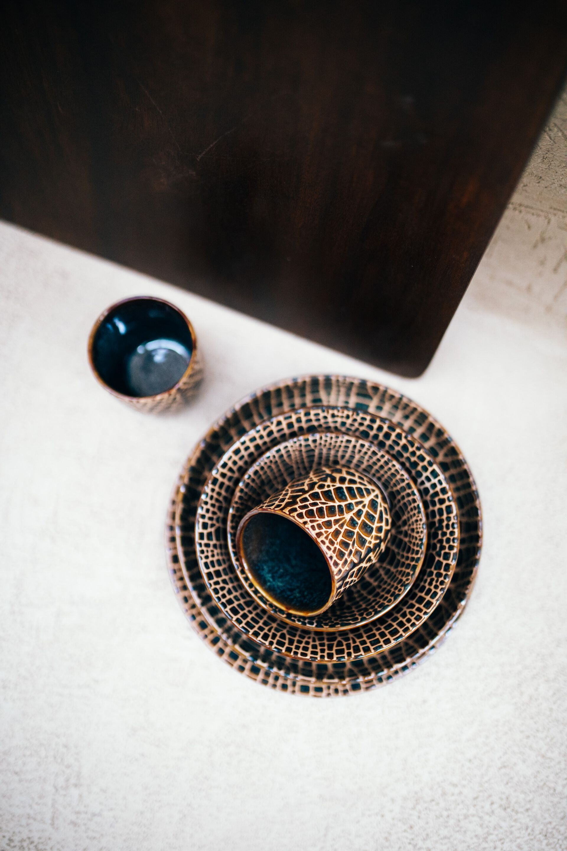 Фарфоровая круглая сервировочная тарелка POMAX Lotus ARCH-00133123 - Вид №4