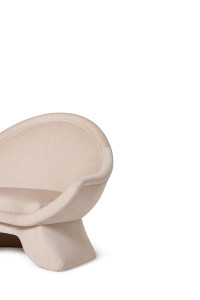 Бархатное кресло с высокой спинкой