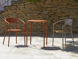 Металлический садовый стул с подлокотниками