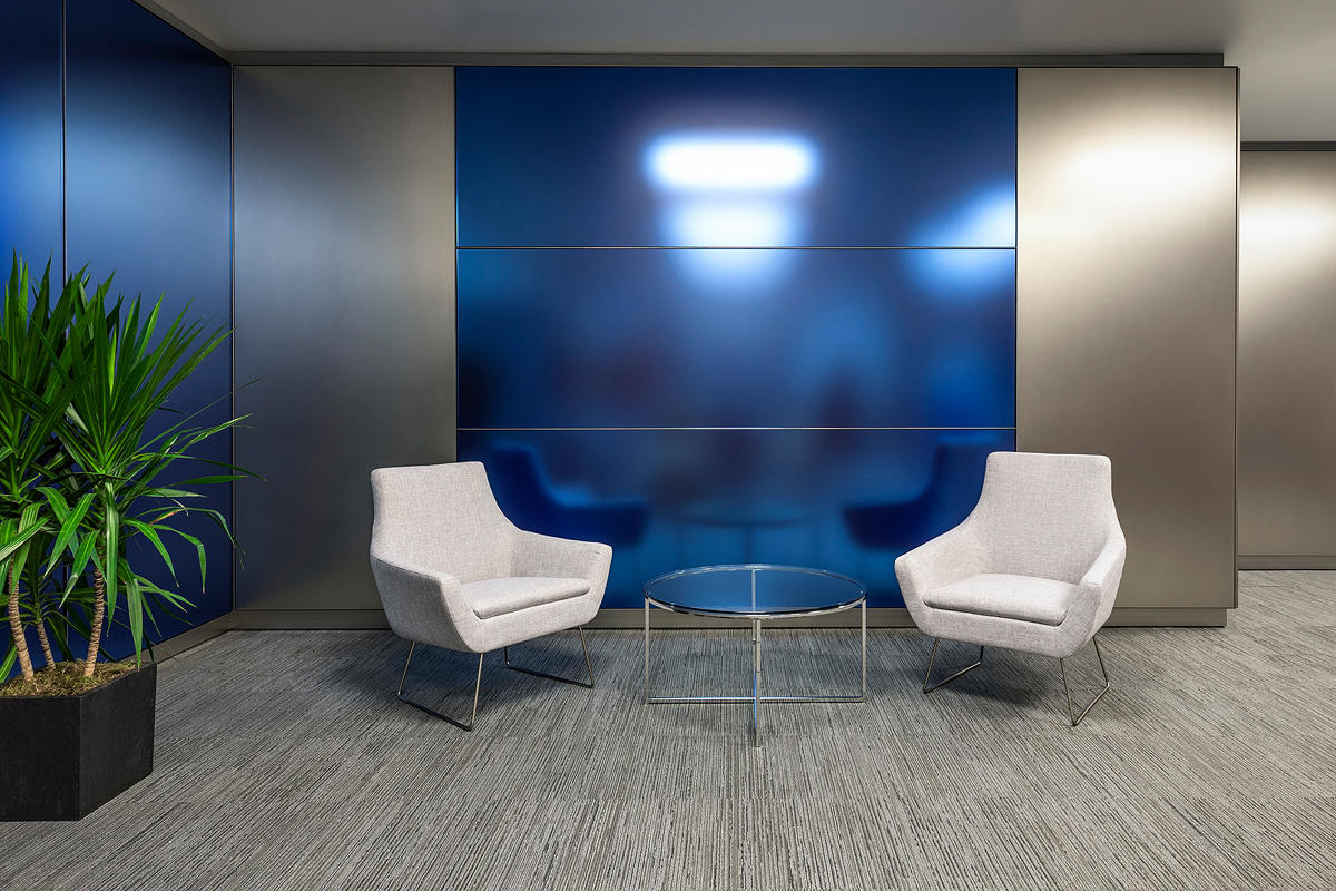 FSRT642 Система обшивки стен Levelr с панелями из стекла vivispectra vektr с индивидуальной прослойкой, показанной в конфигурации Reflective с отделкой pearlex + и открывающими ребрами из нержавеющей стали Forms-surfaces  - Вид №16