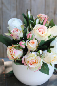 2613 705 a3 Искусственный букет из диких роз, 16-цветков, 28 см, бело-розовый H-andreas